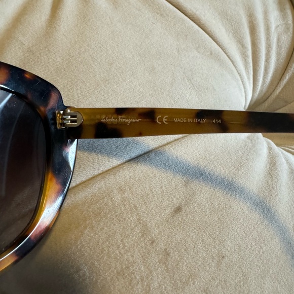 Salvatore Ferragamo Black Oval Havana Sunglasses - Picture 4 of 6